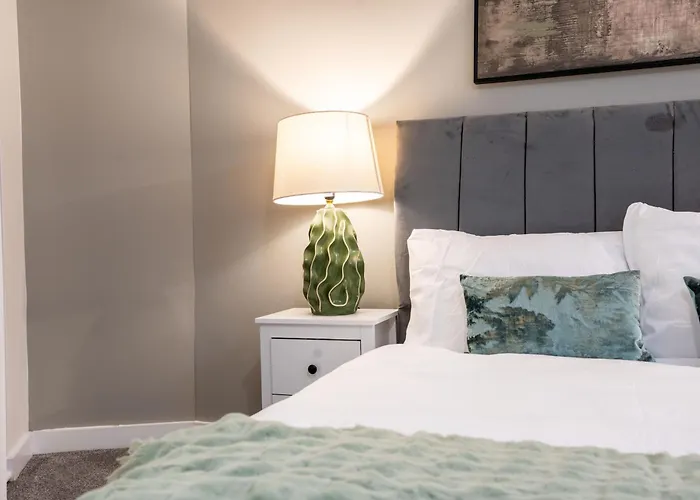 - Stylish With River Views - Sleeps 8 利兹