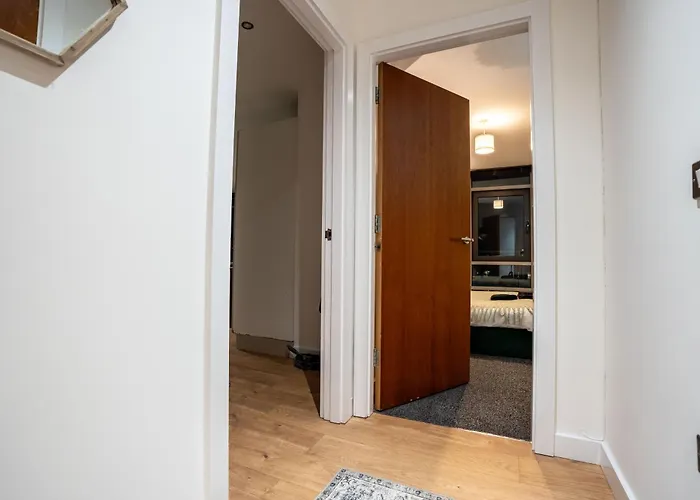 - Stylish With River Views - Sleeps 8 Apartamento