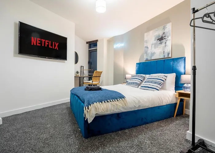 - Stylish With River Views - Sleeps 8 Apartman