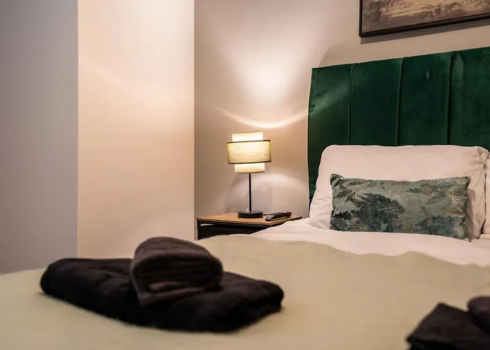 - Stylish With River Views - Sleeps 8 *