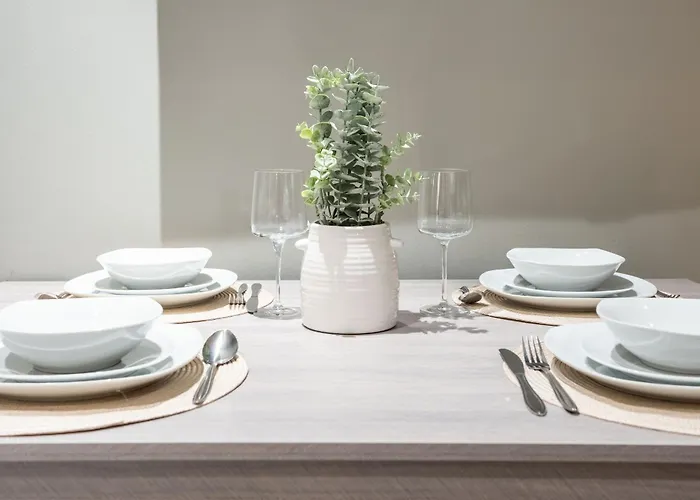 - Stylish With River Views - Sleeps 8 Апартаменти *