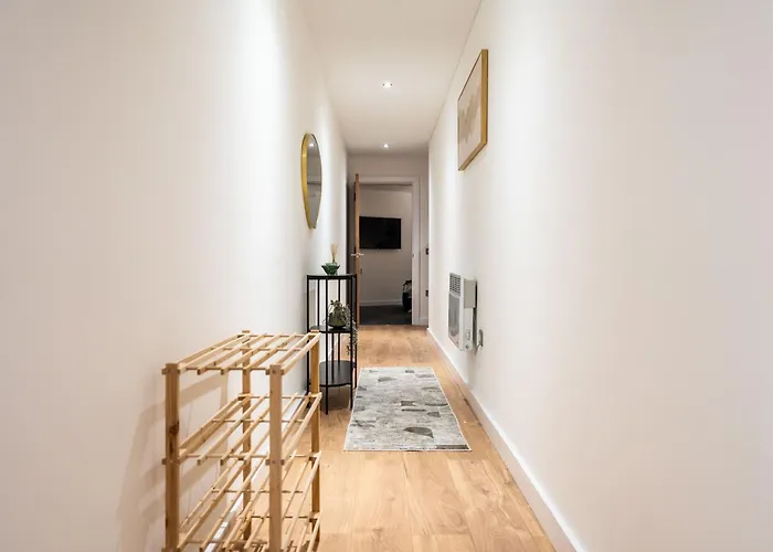 - Stylish With River Views - Sleeps 8