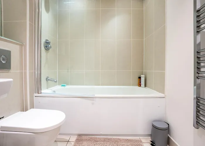 - Stylish With River Views - Sleeps 8 利兹