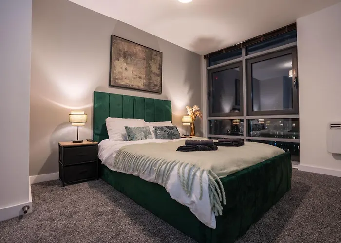 - Stylish With River Views - Sleeps 8 Leeds