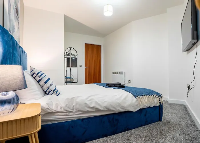 - Stylish With River Views - Sleeps 8 Апартаменти