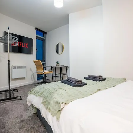 - Stylish With River Views - Sleeps 8 Apartman Leeds