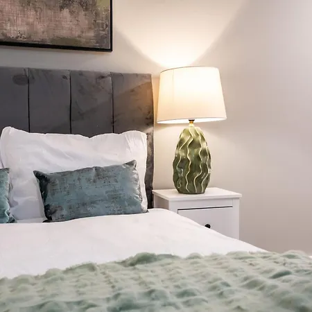 - Stylish With River Views - Sleeps 8 Apartman *