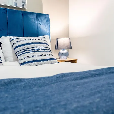 - Stylish With River Views - Sleeps 8 Apartman *