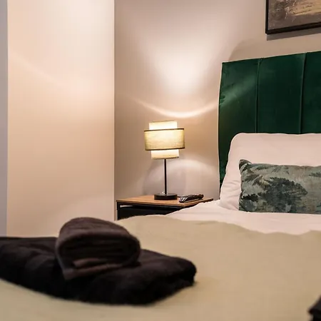 - Stylish With River Views - Sleeps 8 *