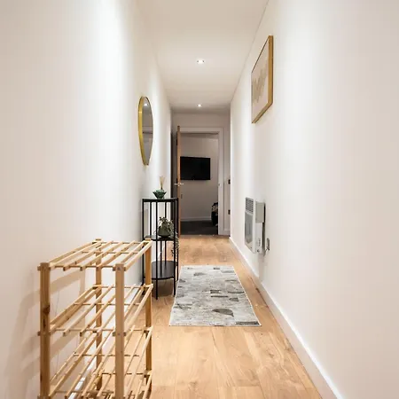 - Stylish With River Views - Sleeps 8