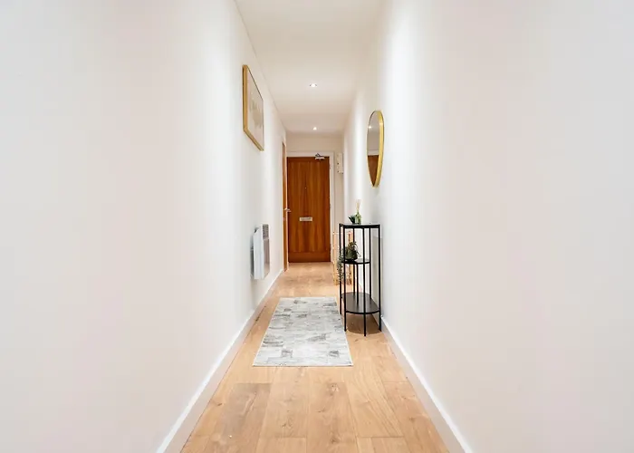 - Stylish With River Views - Sleeps 8