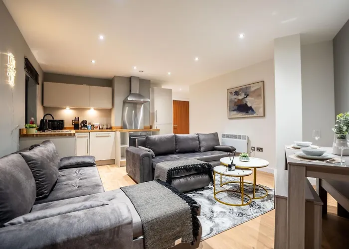 - Stylish With River Views - Sleeps 8