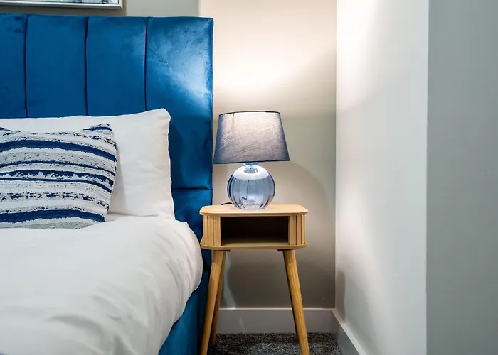 - Stylish With River Views - Sleeps 8 Appartamento