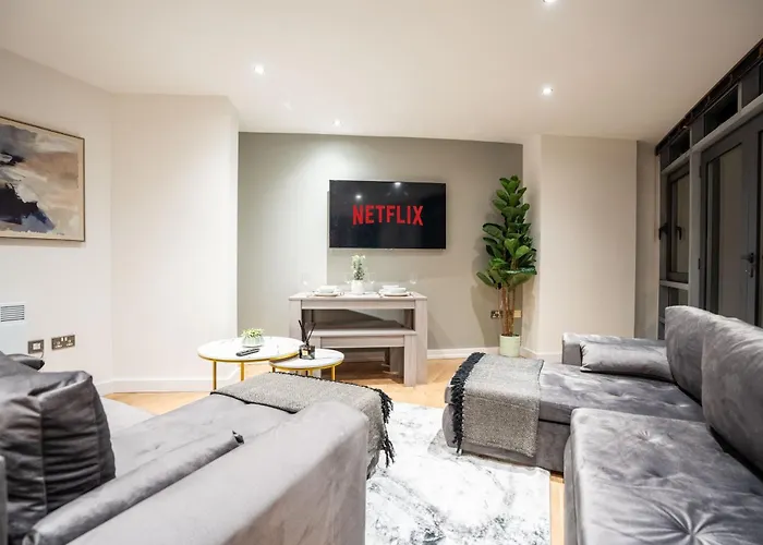 - Stylish With River Views - Sleeps 8